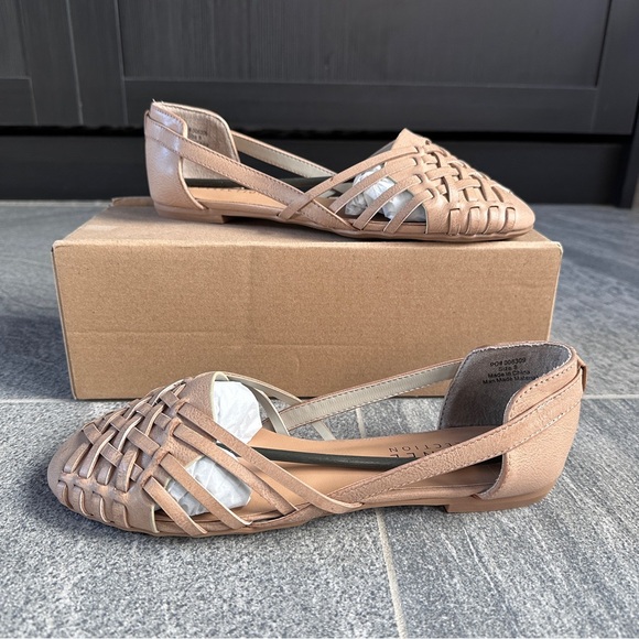 Journee Collection Shoes - NIB Journee Collection Ekko Woven Flats Vegan Leather Size 8 Tan Beige Sandals